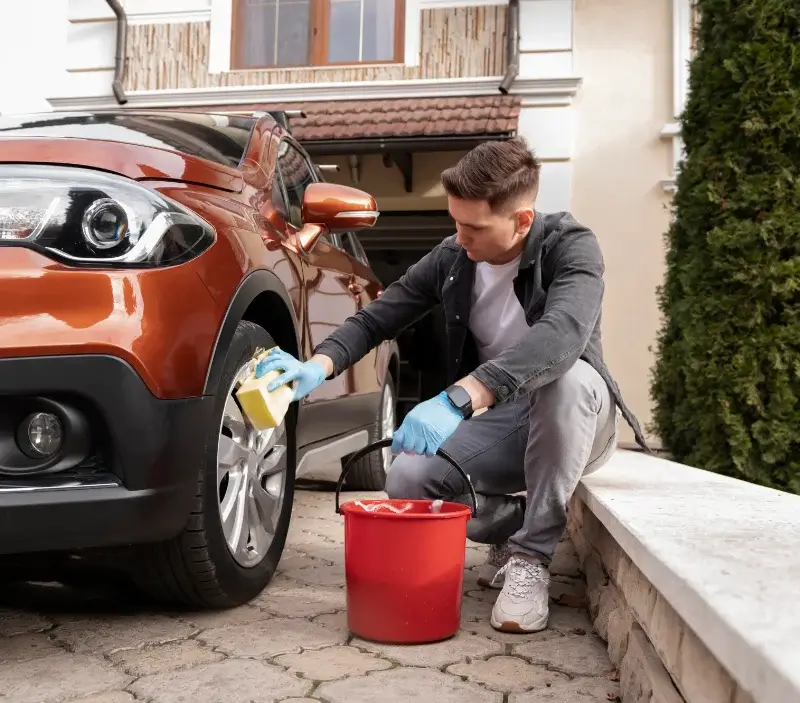 Lavage auto à domicile Saint-Arnac : professionnel intervenant sur un véhicule